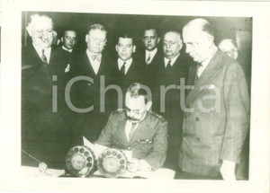Fotografia d epoca originale 1930 ca ARGENTINA JosÃ© FÃ©lix URIBURU pronuncia discorso in radiodiffusione Foto 1