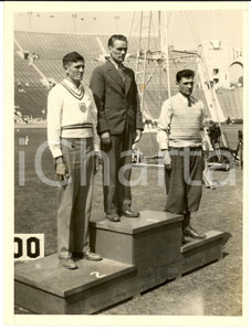 Fotografia d epoca originale 1932 LOS ANGELES OLYMPIC GAMES Lauri LEHTINEN and Lauri VIRTANEN 5000 Podium 1