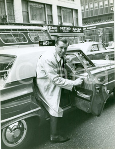 Fotografia d epoca originale 1968 NEW YORK Scrittore Morris WEST scenda da taxi in MADISON AVENUE Fotografia 1