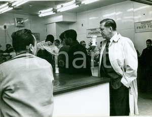 Fotografia d epoca originale 1968 NEW YORK Scrittore Morris WEST al fastfood NEDICK S Foto 1 1