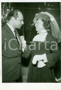 Fotografia d epoca originale 1954 PARIS Actrice CÃ©cile SOREL avec Compagnie de la Chance Photographie 1