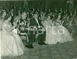 Fotografia d epoca originale 1956 PARIS RenÃ© COTY con Paolo di GRECIA Sofia di SPAGNA all ELISEO Fotografia 1