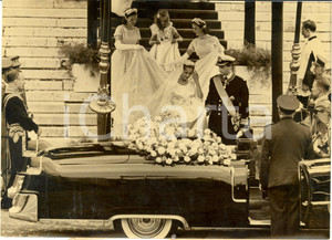 Fotografia d epoca originale 1959 BRUXELLES  Alberto di LIEGI e Paola RUFFO sposi escono dalla chiesa Foto 1