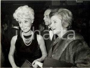 Fotografia d epoca originale 1965 ca PARIS F Le attrici Micheline SANDRELLE e Colette DEREAL Fotografia 1