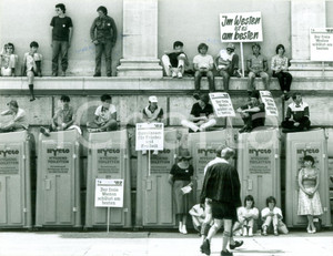 Fotografia d epoca originale 1982 MUNCHEN Guerra Fredda  Toilette usate come tribune manifestazione CSU 1