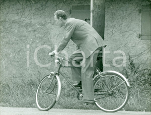 Fotografia d epoca originale 1965 ca SVIZZERA ? Passeggiata VITTORIO EMANUELE IV in bicicletta Fotografia 1