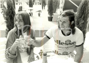 Fotografia d epoca originale 1980 ca TENNIS Guillermo VILAS fidanzata Gabriela BLONDEAU brindano Foto 24x30 1