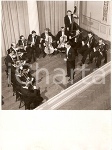 Fotografia d epoca originale 1956 VIENNA Antonio JANIGRO dirige i Solisti di ZAGREB durante concerto Foto 1