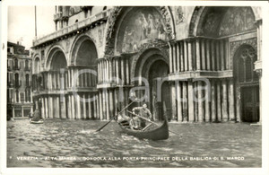 Cartolina originale da collezione 1957 VENEZIA Gondola naviga in Piazza SAN MARCO per alta marea Cartolina ANIMATA 1