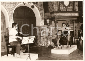 Fotografia d epoca originale 1960 ca CASCAIS PORTOGALLO Antonio JANIGRO suona violoncello in Chiesa Foto 1