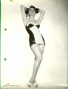 Fotografia d epoca originale 1960 ca MILANO MODA Modella in costume in posa sensuale LUXARDO VINTAGE 1