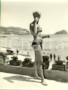Fotografia d epoca originale 1960 ca LIGURIA Modella in bikini beve e fuma al bar spiaggia Foto MODA VINTAGE 1