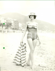 Fotografia d epoca originale 1960 ca LIGURIA Modella in costume e cappello in riva al mare Guido MORANDOTTI 1