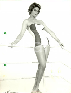 Fotografia d epoca originale 1960 ca MILANO MODA Modella scalza in costume bicolore Foto LUXARDO VINTAGE 1