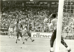 Fotografia d epoca originale 1982 SPAGNA Mondiali CALCIO Parata di Thomas N KONO Partita POLONIACAMERUN Foto 1