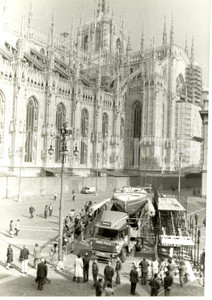 Fotografia d epoca originale 1985 MILANO Trasporto AZZURRA Piazza DUOMO Palazzo Reale SAILING REGATTA Foto 1