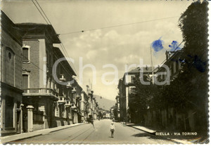 Cartolina originale da collezione 1950 ca BIELLA Calesse attraversa via TORINO Cartolina postale ANIMATA FG VG 1