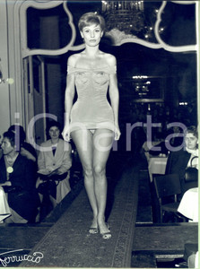 Fotografia d epoca originale 1960 ca MILANO MODA Modella sfila in costume intero chiaro Foto FERRUCCIO 1