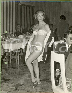 Fotografia d epoca originale 1960 ca MILANO MODA Modella sfila tra i tavoli in bikini a quadretti Foto 1