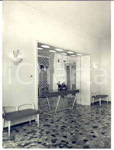 Fotografia d epoca originale 1950 ca SEVESO Mobili Fratelli BARNI Salotto con panchette e consolle Foto 1