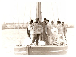Fotografia d epoca originale 1983 NEWPORT USA Louis Vuitton Cup AZZURRA I4 Equipaggio a fine regata SAILING 1