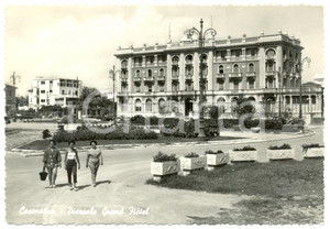 Cartolina originale da collezione 1956 CESENATICO FC Turiste Piazzale Grande Albergo Cartolina postale FG VG 1