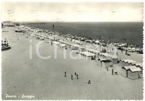 Cartolina originale da collezione 1956 PESARO Stabilimento balneare turisti in spiaggia ANIMATA Cartolina FG VG 1