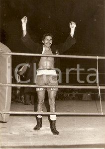 Fotografia d epoca originale 1980 ca PESARO Pugilato IDM Juan Jose GIMENEZ saluta dal ring BOXE Fotografia 1