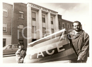 Fotografia d epoca originale 1990 ca PESARO Caserma Aldo DEL MONTE Manifestazione per la pace Fotografia 1