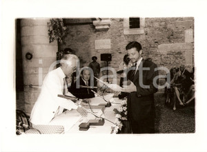 Fotografia d epoca originale 1990 GRADARA PU Antonio BRANCATI consegna premio Alberto PORTA NATALE Foto 1