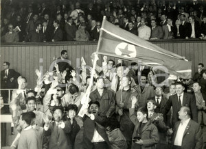 Fotografia d epoca originale 1966 MIDDLESBROUGH Mondiali calcio NORD COREA vs ITALIA Tifosi coreani esultano 1