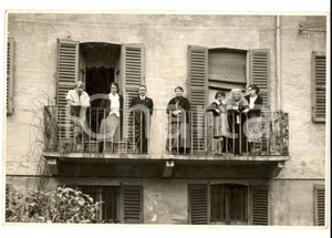 Fotografia d epoca originale 1937 ABBIATEGRASSO MI Donne al balcone con il capofamiglia Fotografia 1