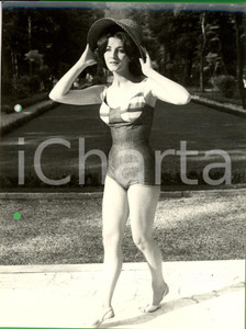 Fotografia d epoca originale 1960 ca MILANO Modella in costume al parco Foto Tito PICCOLI MODA VINTAGE 1