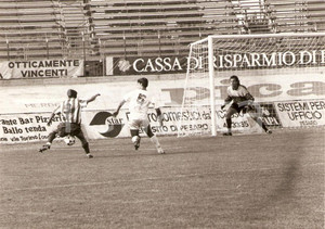 Fotografia d epoca originale 1989 Calcio VIS PESARO Incursione di Paolo CALAMAI Fotografia 1