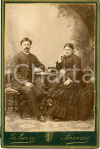 Fotografia d epoca originale 1890 ca SAVONA Sposi al tavolo da lettura  Fotografia studio FAZZI 1
