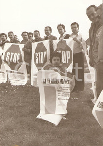 Fotografia d epoca originale 1985 ca AREA PESARESE Bambino sostiene sciopero Autotrasportatori Fotografia 1