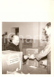 Fotografia d epoca originale 1985 1990 ca FANO PU Elezioni comunali Prelato al seggio elettorale Foto 1