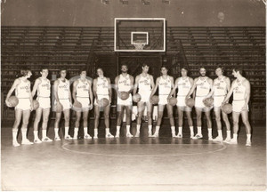 Fotografia d epoca originale 1970 ca PESARO Basket U.S. VICTORIA LIBERTAS Sponsor MAX MOBILI Foto seriale 1