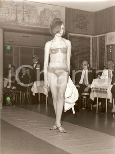 Fotografia d epoca originale 1960 ca GENOVA NERVI Sfilata costumi da bagno LEGA NAVALE Modella bikini VINTAGE 1