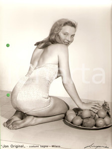 Fotografia d epoca originale 1960 ca MILANO Costumi da bagno JON ORIGINAL Modella con frutta MODA VINTAGE 1