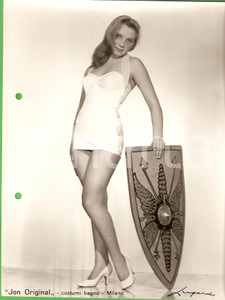 Fotografia d epoca originale 1960 ca MILANO Costumi da bagno JON ORIGINAL Modella con scudo Foto MODA 1 1