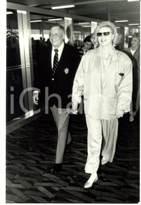 Fotografia d epoca originale 1990 LONDON Frank SINATRA with Barbara BAKELY MARX at SAVOY HOTEL Photograph 1