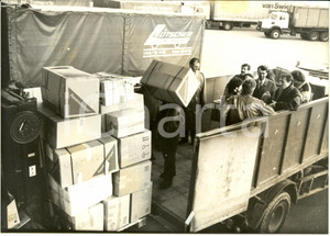 Fotografia d epoca originale 1989 BUCAREST RIVOLUZIONE ROMENA Aiuti umanitari scaricati dai camion Foto 1