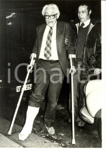Fotografia d epoca originale 1980 LONDON Michael FOOT nuovo Segretario Partito LABURISTA si rompe la caviglia 1