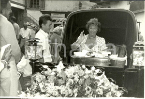 Fotografia d epoca originale 1987 MEGEVE F Nadine de ROTHSCHILD baronessa dedica suo libro agli ammiratori 1