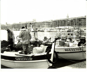Fotografia d epoca originale 1980 ca MARSIGLIA F Barche dei pescatori attraccano al porto della città Foto 1