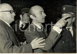 Fotografia d epoca originale 1972 PARIS Gabriel ARANDA con avv. RenÃ© FLORIOTa Palazzo di Giustizia Foto 1