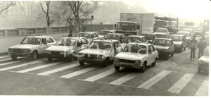 Fotografia d epoca originale 1984 PARIS F Omicidio Belkacem BENSID tassisti bloccano il traffico Foto 1