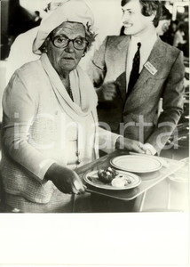 Fotografia d epoca originale 1979 THE HAGUE NL La Regina Giuliana abdica e si serve da sola la cena Foto 1
