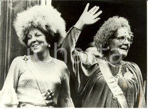 Fotografia d epoca originale 1980 ca PAESI BASSI Regina GIULIANA e Principessa BEATRICE acclamate dalla folla 1